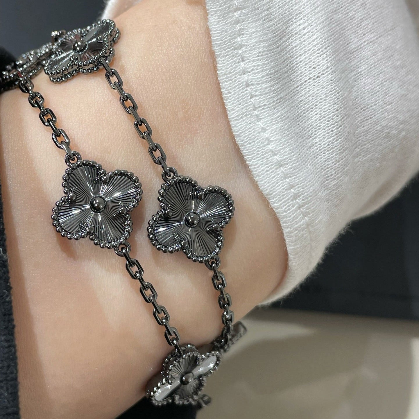[AURORA]CLOVER 5 MOTIF BLACK BRACELET