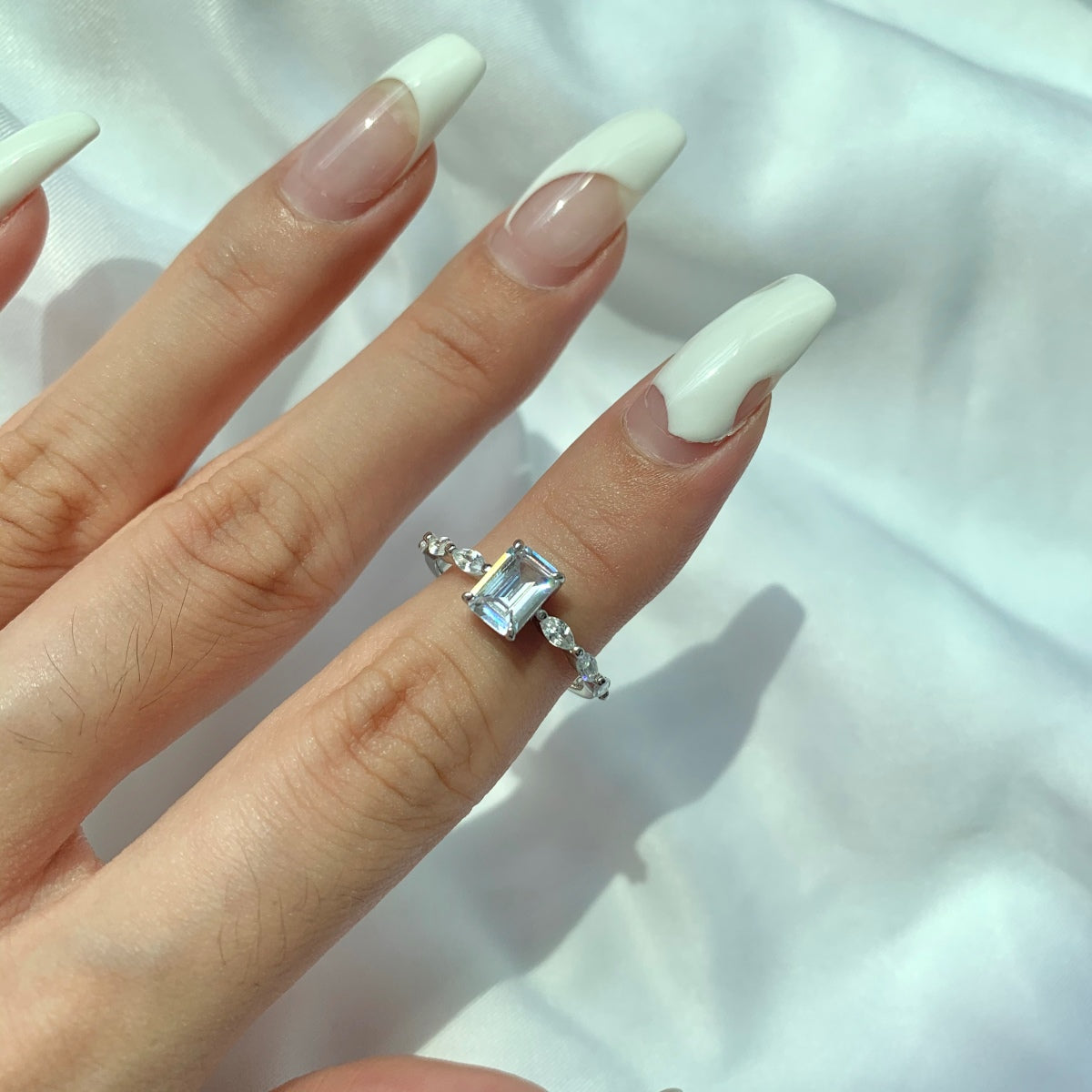 [AURORA]1.0 Carat Dainty Resplendent Radiant Cut Daily Ring