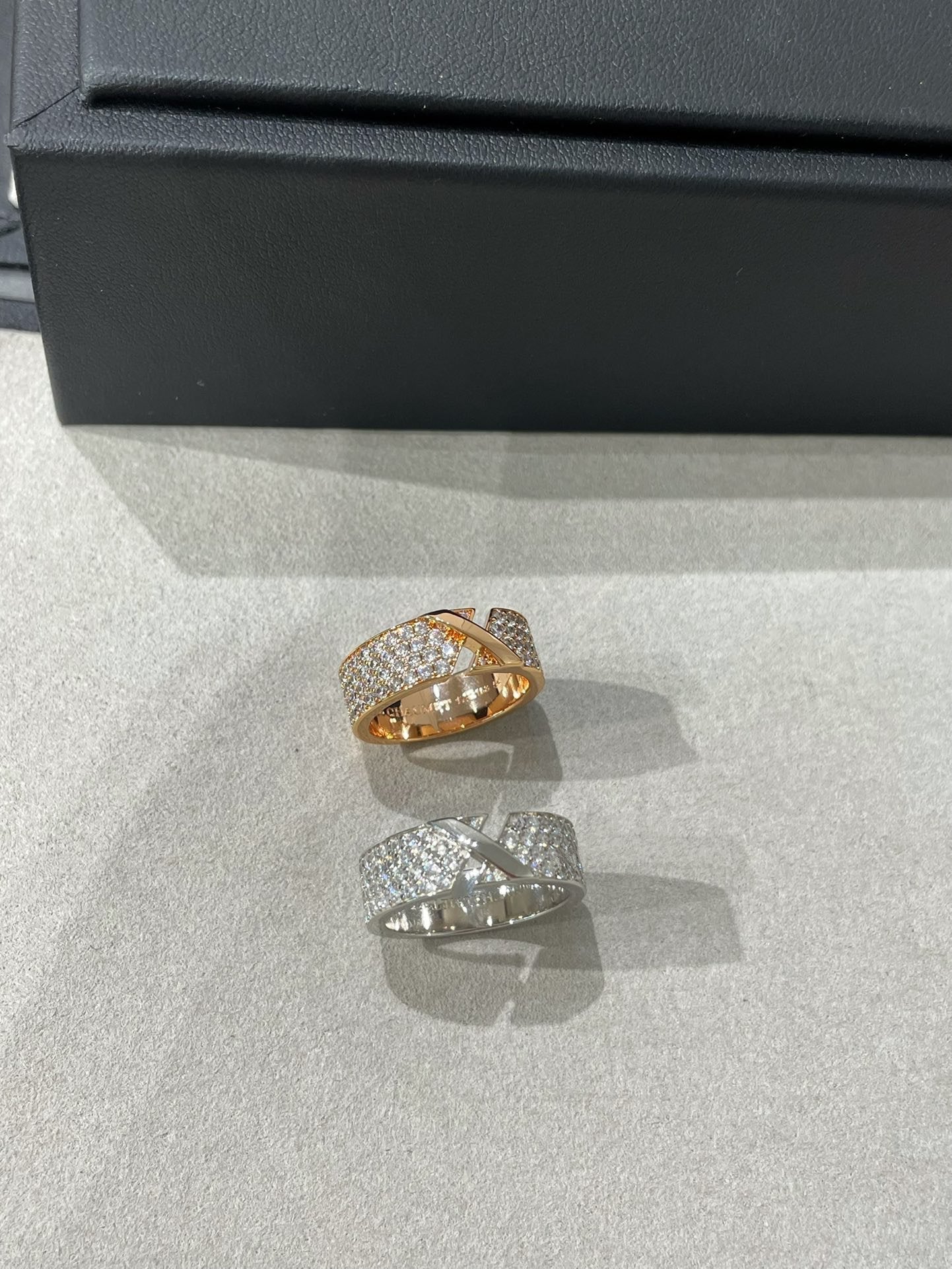 [AURORA]LIENS EVIDENCE  DIAMOND PAVED RING