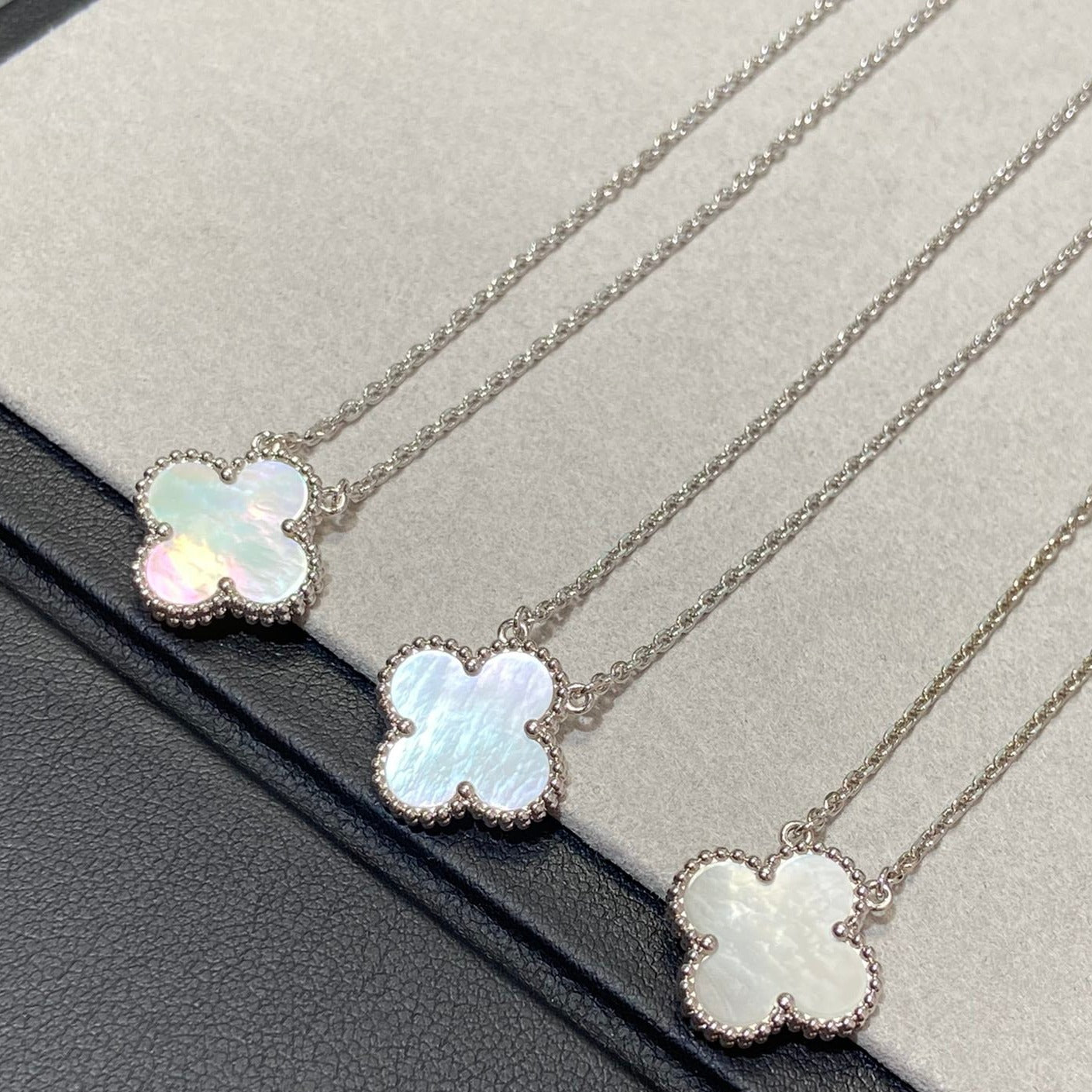 [AURORA]CLOVER MEDIUM SILVER WHITE MOP NECKLACE