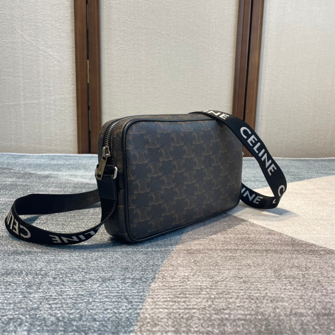 MEDIUM MESSENGER BAG 23 IN BLACK TRIOMPHE CANVAS