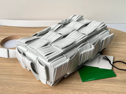 SMALL CASSETTE 23 IN WHITE FRINGED CALFSKIN
