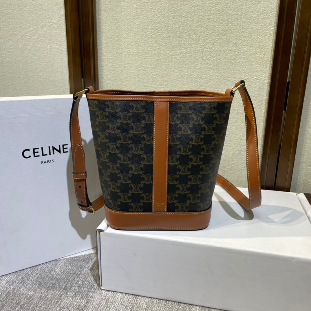 BUCKET 30 IN BLACK TRIOMPHE CANVAS AND RED BROWN CALFSKIN TRIM