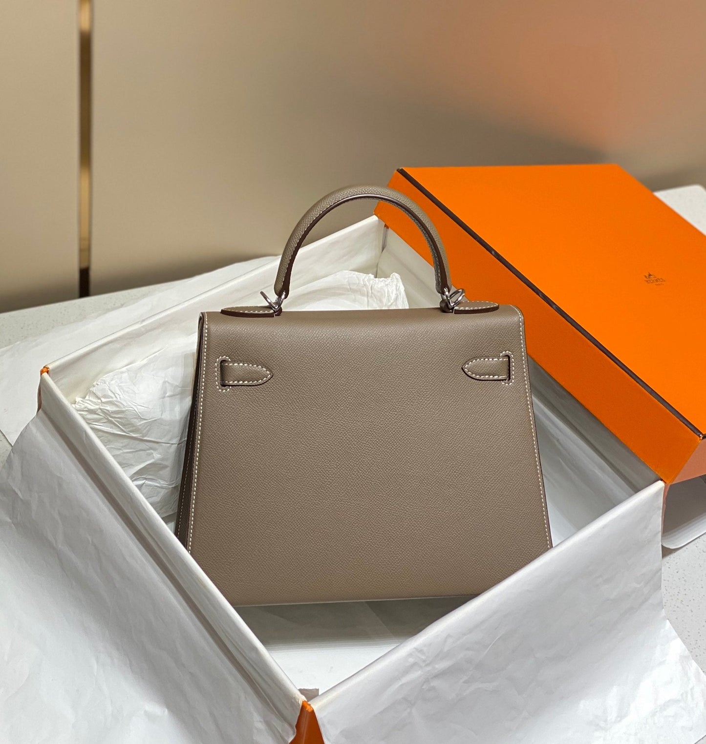 KELLY 28CM IN ETOUPE EPSOM CALFSKIN GOLD HARDWARE