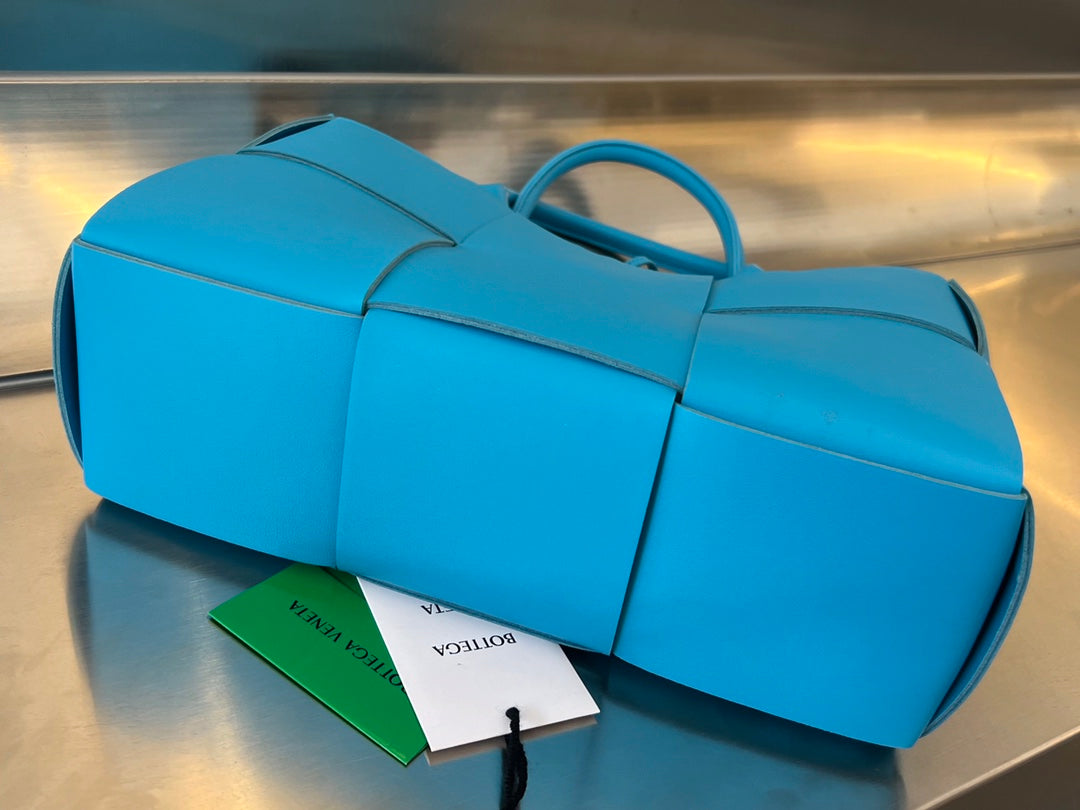 SMALL ARCO TOTE 30 IN CERULEAN BLUE LAMBSKIN