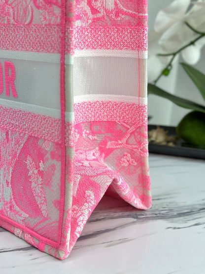 MEDIUM BOOK TOTE 37 CANDY PINK MACROCANNAGE EMBROIDERY
