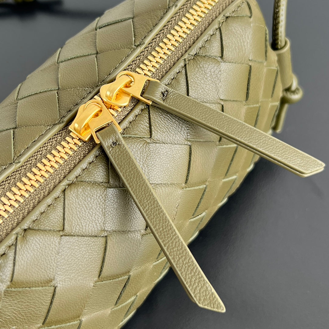 CONCERT POUCH 18 IN ARMY GREEN LAMBSKIN