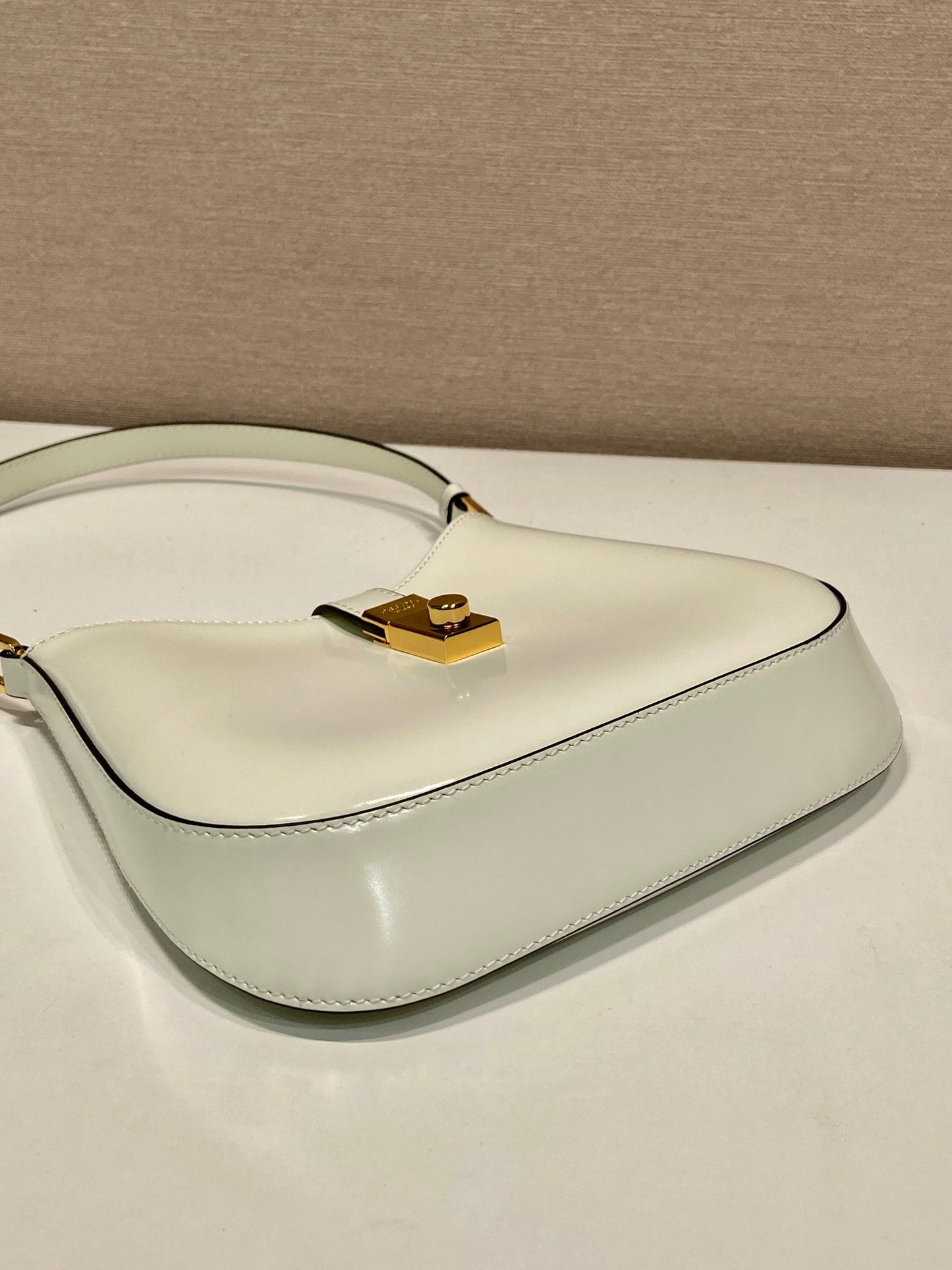 CLEO SHOULDER BAG 22 IN WHITE BRUSHED LAMBSKIN WITH CLASP CLOSURE