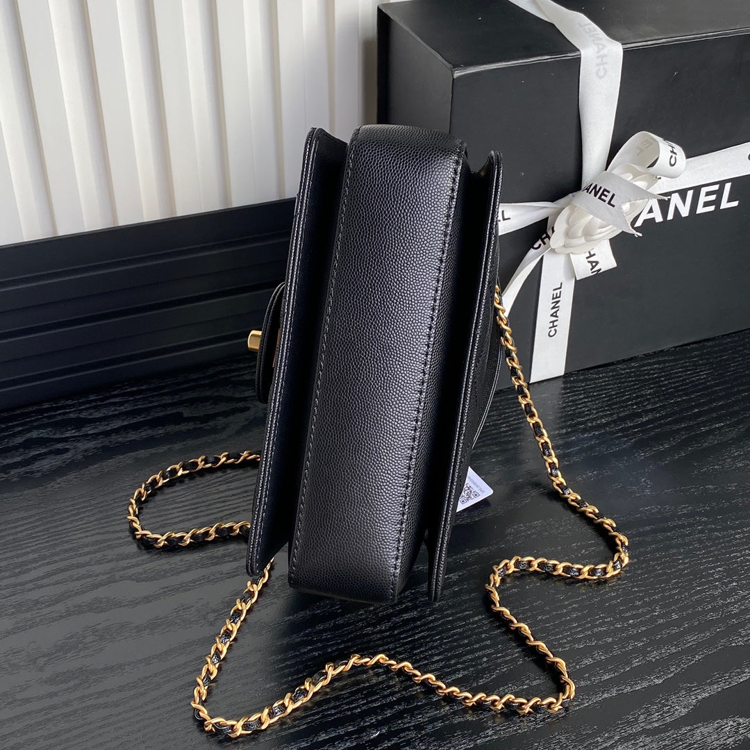 RETRO STYLE FLAP BAG 19 IN BLACK GRAINED CALFSKIN GOLD HARDWARE