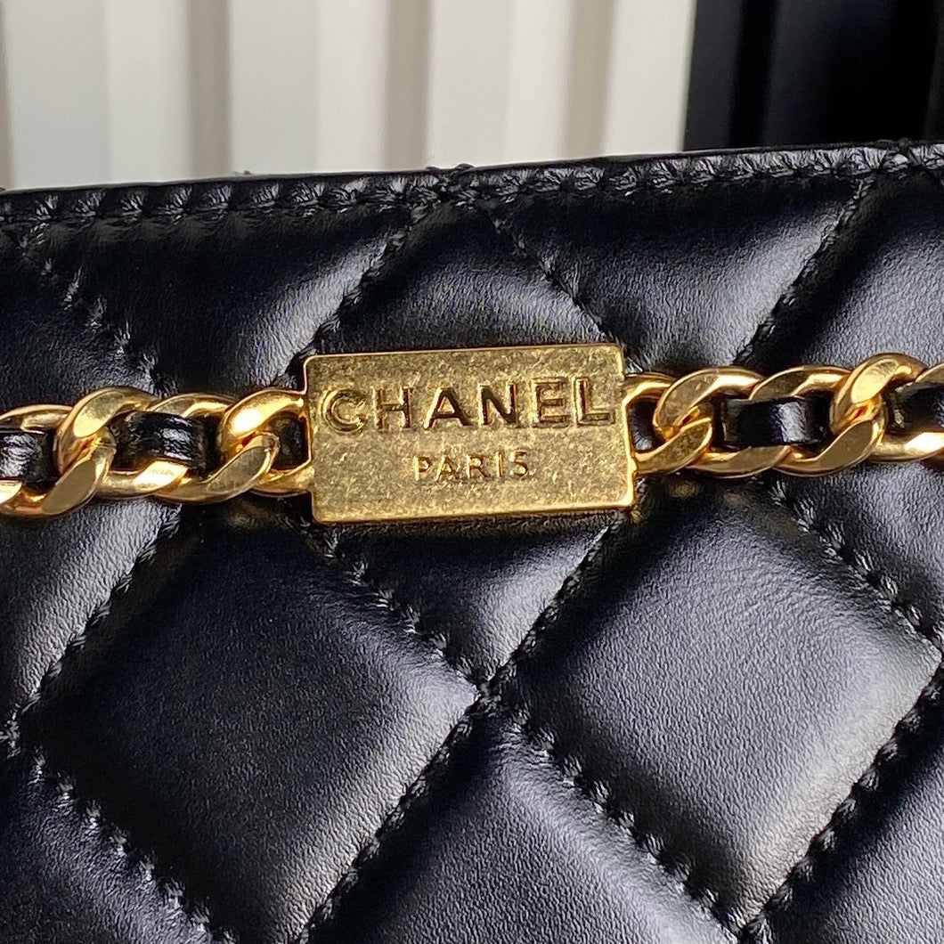 QUILTED HANDBAG 21 IN BLACK DIAMOND PATTERN LAMBSKIN GOLD HARDWARE