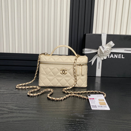 COSMETIC BAG 19 IN CREAM GRAINED CALFSKIN GOLD HARDWARE