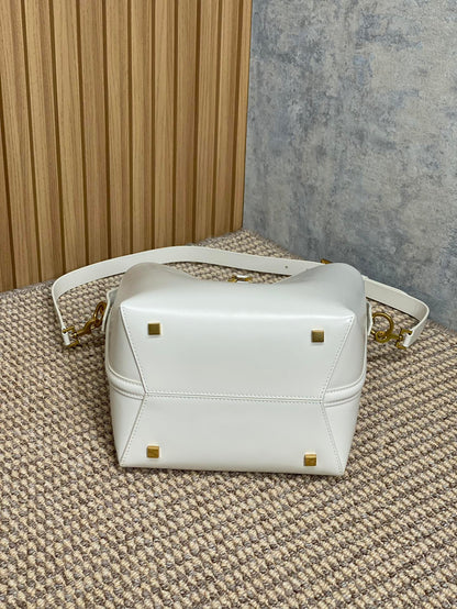 LE 37 MEDIUM BUCKET BAG 25 IN WHITE CALFSKIN GOLD HARDWARE