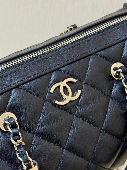 BOSTON MATELASSE CAVIAR SHOULDER HANDBAG 18 IN BLACK LAMBSKIN