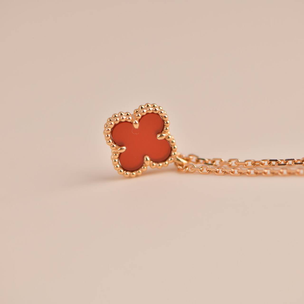 [AURORA]CLOVER MINI 9.5MM WHITE CARNELIANS NECKLACE